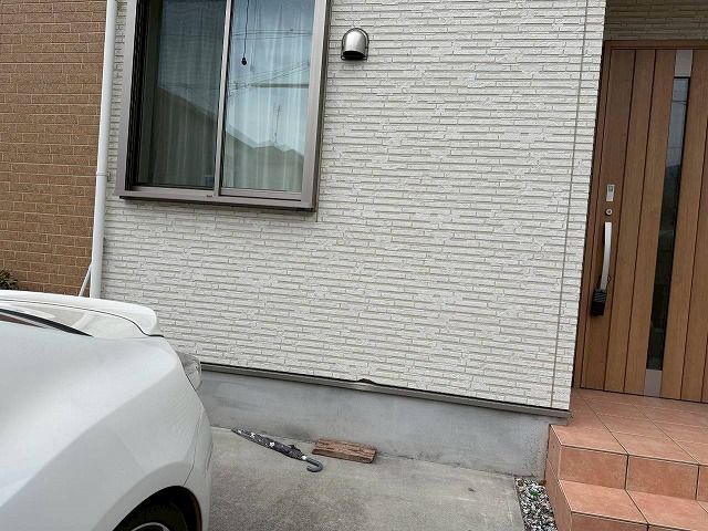 加古川市　外壁下端の破損状況