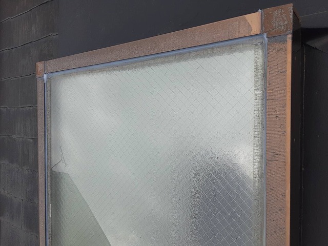 ガラス枠周囲の微調整と補修