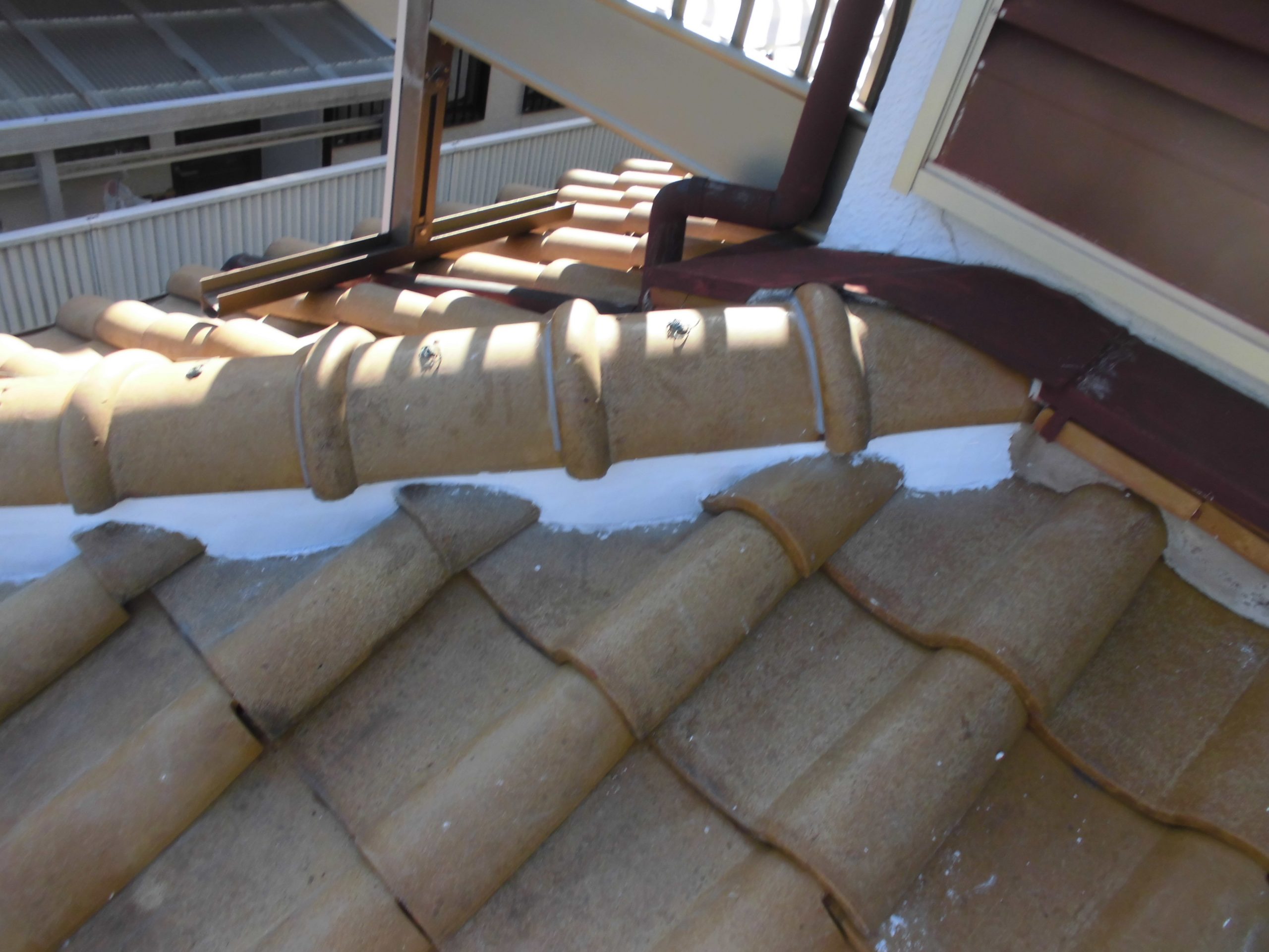 棟下の面戸漆喰を部分補修し、予算内で不安を解消