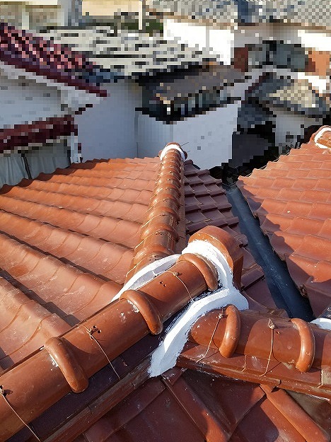 姫路市　仕上げの冠瓦取り付けとシーリング処理