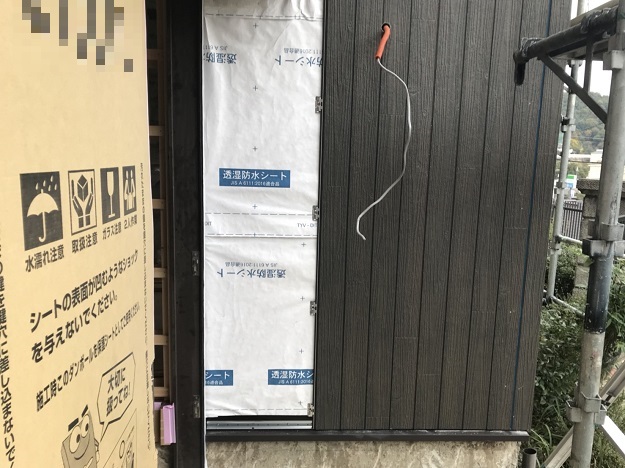 姫路市｜玄関サイディング張り替えと雨樋交換で外観を一新！木目調サイディングにリフォーム