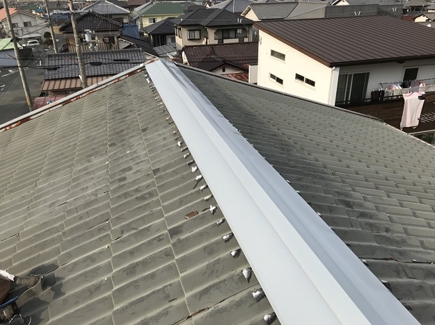 加古川市　台風で棟包板金が飛んで養生のまま…職人が現地加工で棟板金補修しました