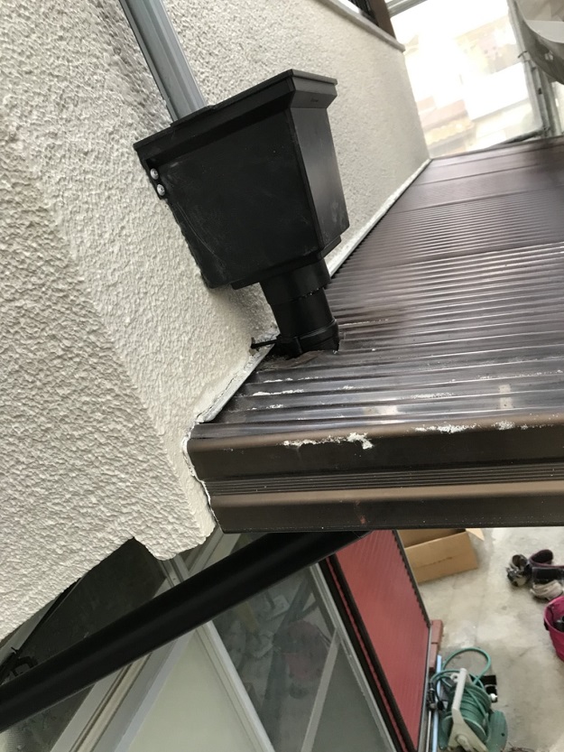 下屋の集水器と竪樋の取り合いを調整