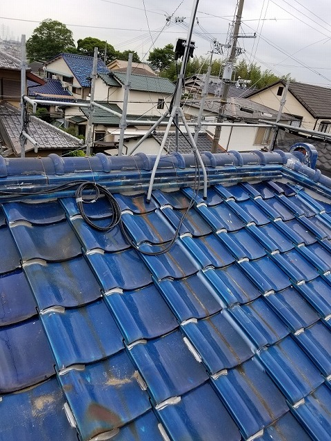 高砂市で大屋根の雨漏り原因となった劣化した棟と瓦のズレを棟積み直し工事