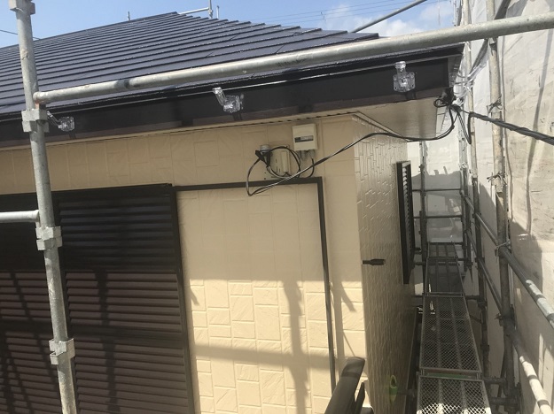 吊具で軒樋をしっかり支持し、たわみを抑える