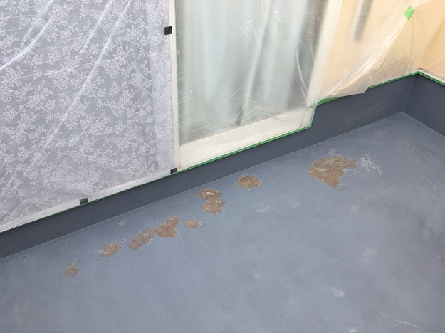 姫路市　FRP防水工事　ベランダ　掃き出し窓前　施工前