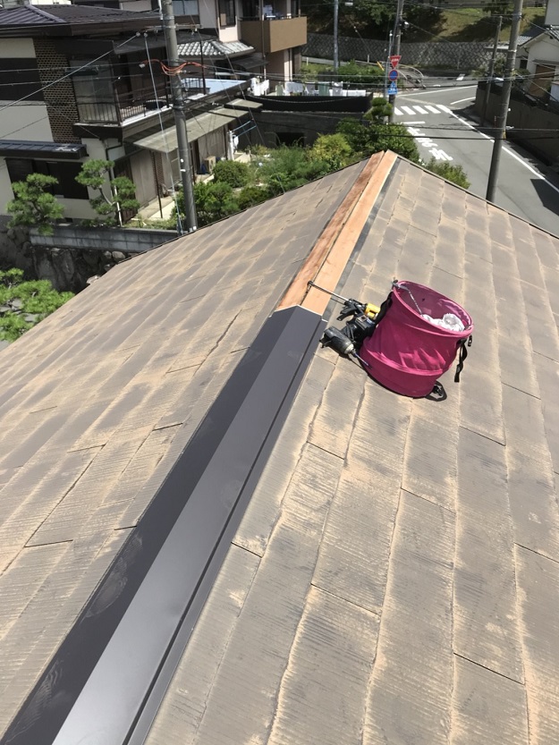 加古川市で飛散寸前の棟板金を交換！カラーベスト補修も1日で完了しました