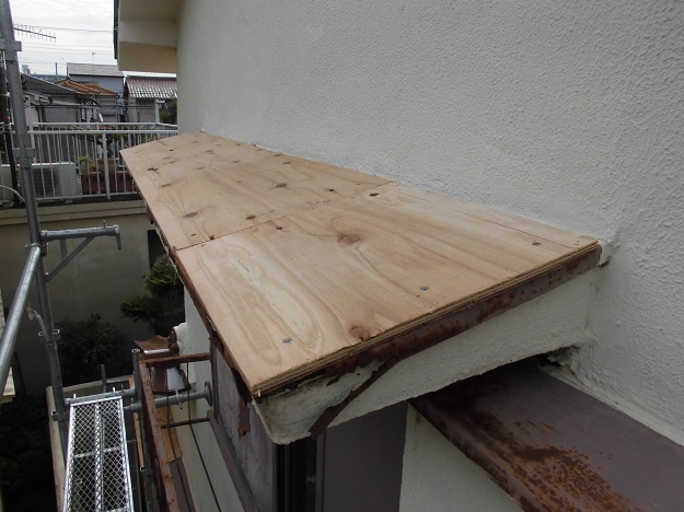 高砂市　庇板金カバー工事　構造用合板