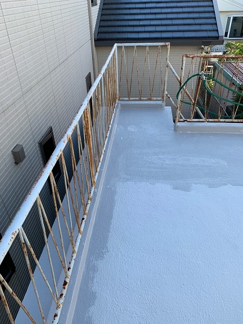 姫路市　ひび割れと防水層の劣化が進んだベランダを台風前にウレタン防水工事