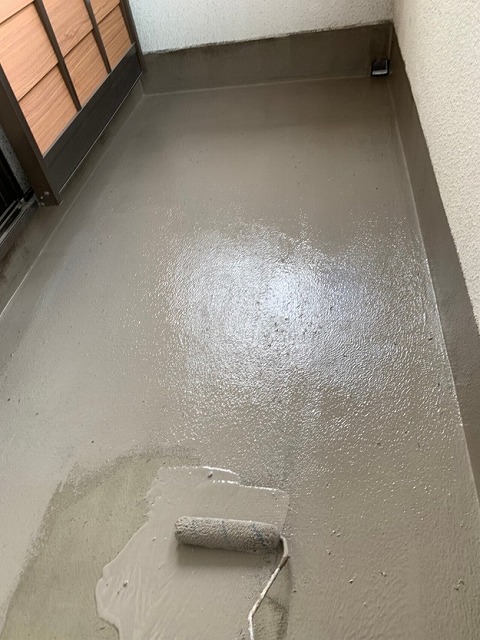 姫路市　ベランダ防水工事　床面　防水材塗布