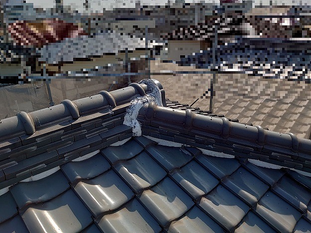 横方向の棟部の漆喰剥がれ