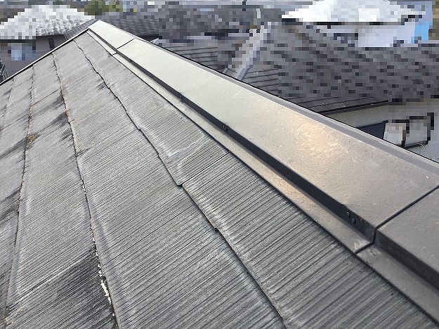 棟板金付近の退色と表面の荒れ