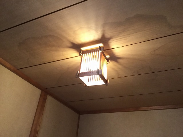 2枚目写真：天井の広範囲の雨染み