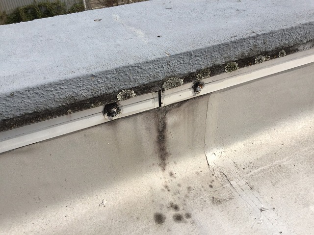 笠木の継ぎ目と固定部分の劣化