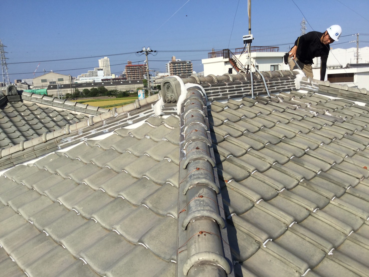 明石市　本棟まわりの状態と白いシーリング痕