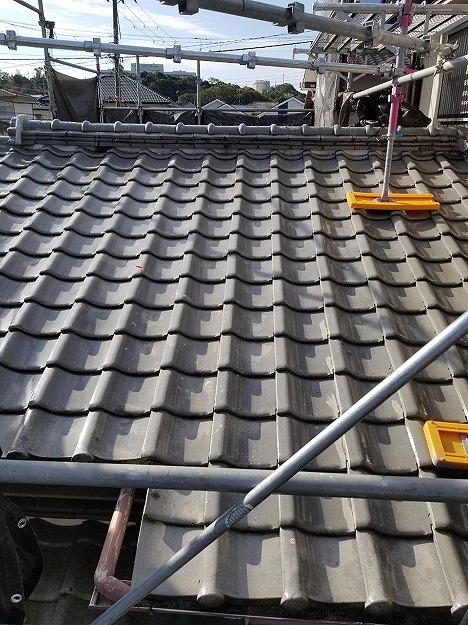 加古川市　既存瓦（ハイシルバー）の屋根面の状態