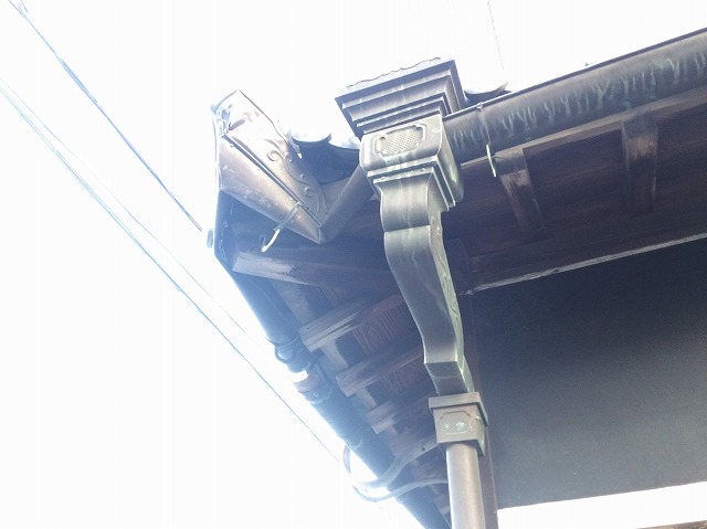 出隅の銅板樋と飾り付き縦樋の変形状況