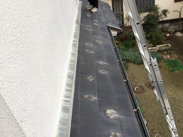 加古川市　下屋根の広い範囲に残る補修痕