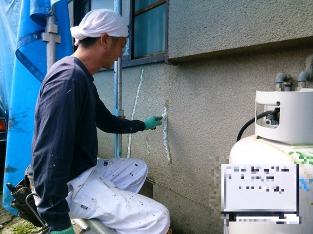 高砂市　クラック修理　外壁　施工中