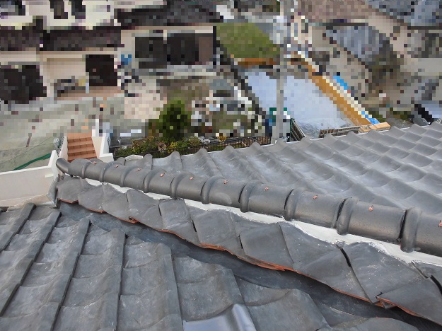 太陽光パネルありの瓦屋根でもOK☀️ 姫路市で谷板金をガルバリウム鋼板に！