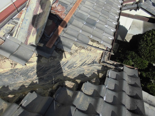 明石市　既存　瓦　谷板金　バラシ