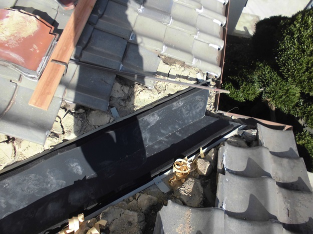 明石市　雨漏り修理　谷シーラー　ガルバリウム鋼板谷板金
