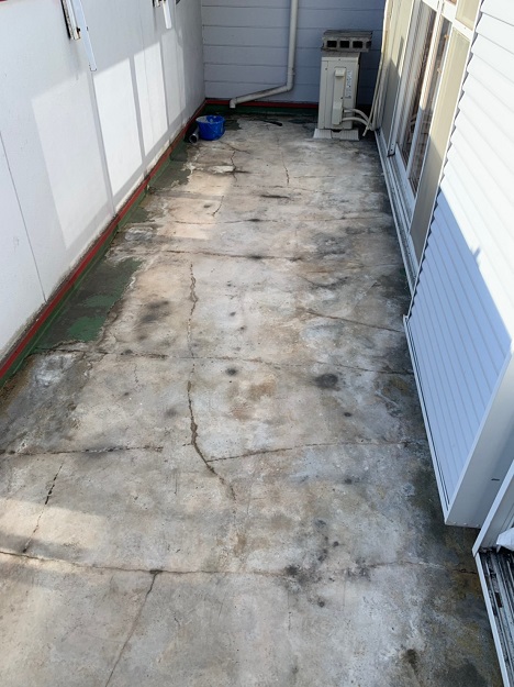 姫路市　FRPベランダ防水　既存防水撤去中