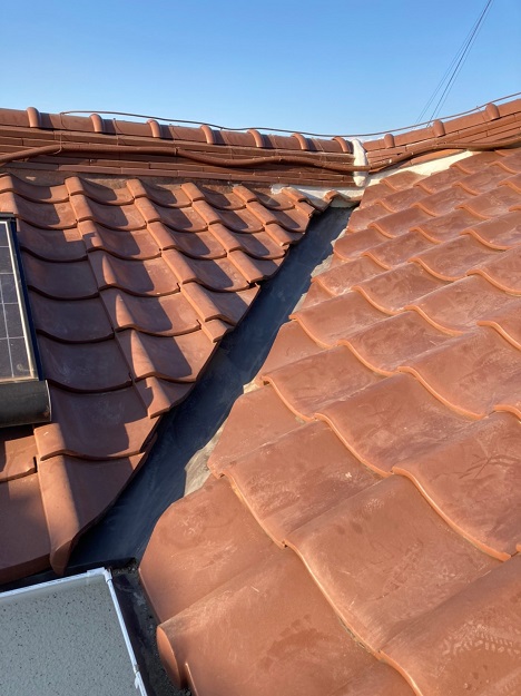 加古川市　谷板金の交換時期。太陽光パネルがある屋根でも一日で完了した施工記録！