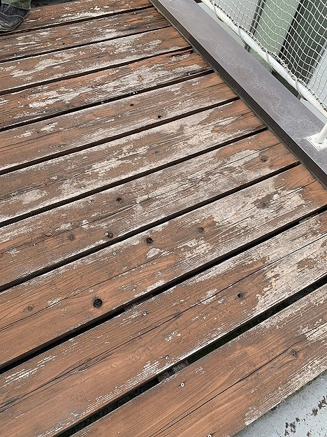 木製デッキ表面の色あせと劣化