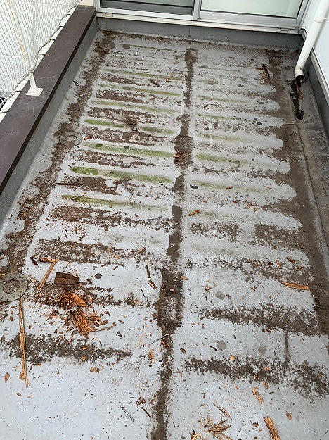 加古川市　ベランダ床面の汚れ・堆積物の確認