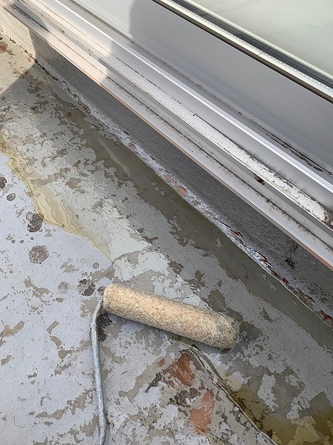 サッシ際・立ち上がり部への下塗り（プライマー）塗布