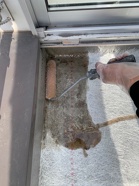 ガラスマットの敷設と含浸作業