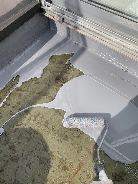 防水材の中塗りで膜厚を確保