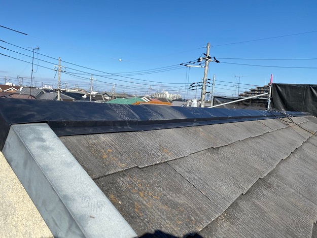 加古川市で棟板金の浮きと木下地の傷みを確認し棟包板金工事を施工