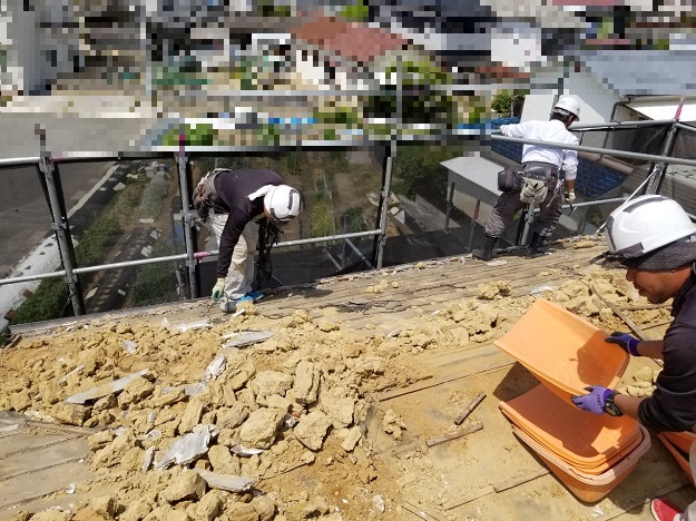 高砂市　大屋根葺き替え工事　既存瓦撤去