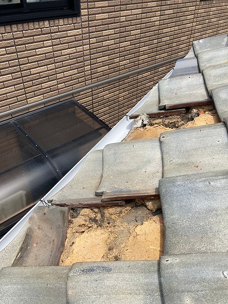 取り合い部の瓦をめくって下地の状態を確認