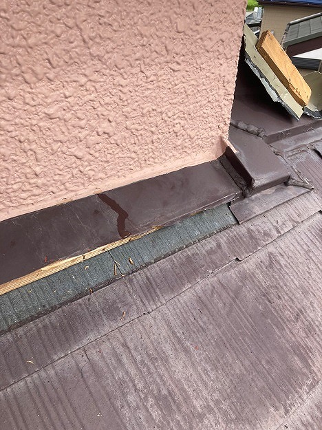 姫路市　既存の雨押え板金をカットして施工の起点を作る