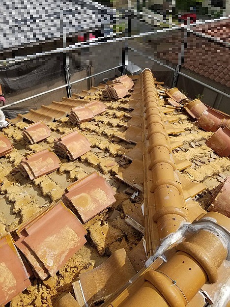 姫路市　瓦と葺き土の撤去作業
