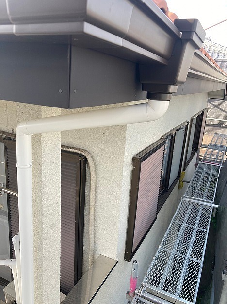 姫路市　竪樋は白色60パイで外壁に合わせ、見た目を統一