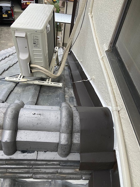 室外機まわりの取り合いも含め、板金の納まりを確認