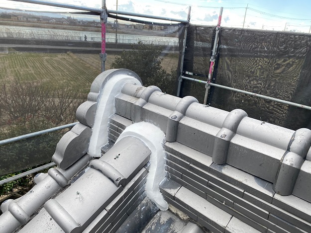 高砂市　N様邸　雨漏り補修工事をご依頼いただき、隅棟積み直し作業をさせていただきました