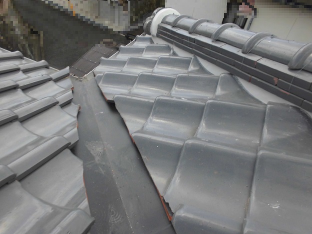 姫路市で雨漏りの原因となった漆喰(しっくい)劣化と谷板金を交換し屋根を整えた工事