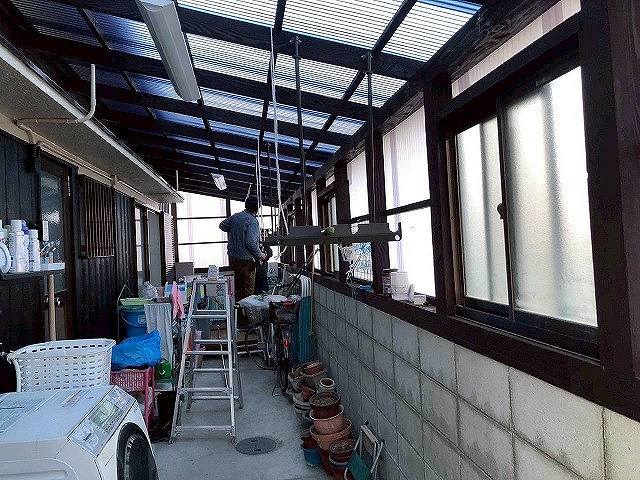 加古川市でテラスの撤去からポリカ波板の設置。測量し、正確に作業をしていきます