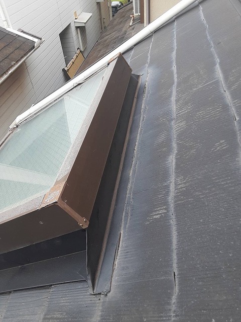 加古川市　下屋根の天窓周辺の状態