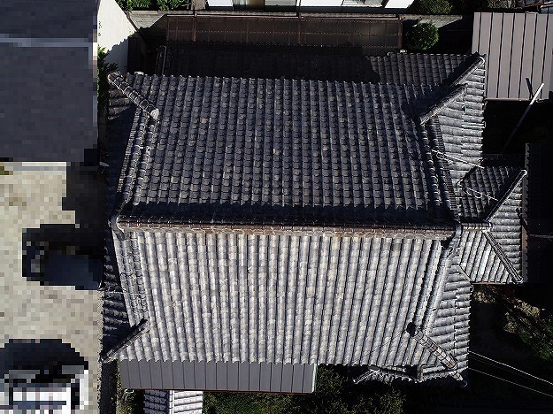 屋根面の広さと取り合い部を空撮で把握