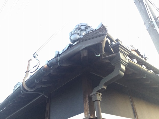 加古川市　出隅の銅板樋と飾り付き縦樋の変形状況