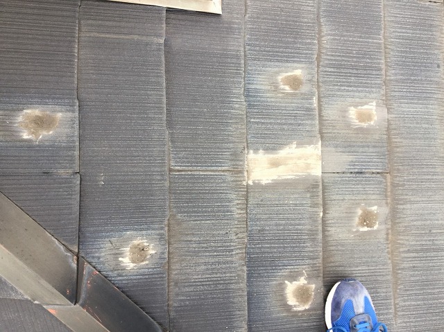 釘頭まわりのコーキングが目立つ箇所
