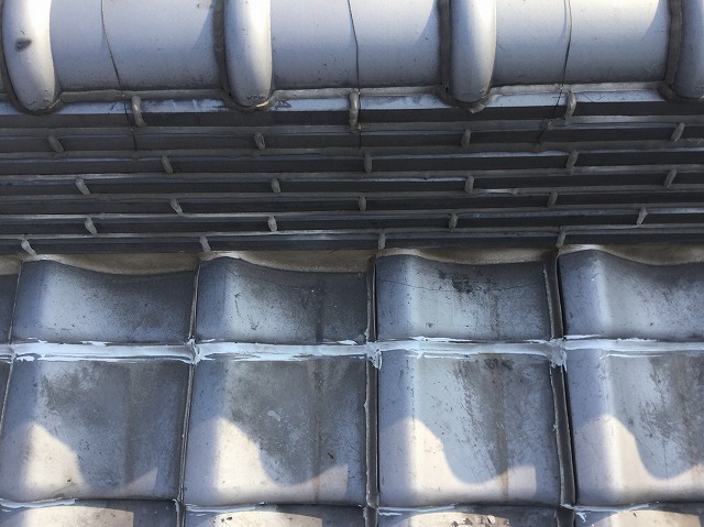 4枚目写真：地瓦の目地への過剰なコーキング