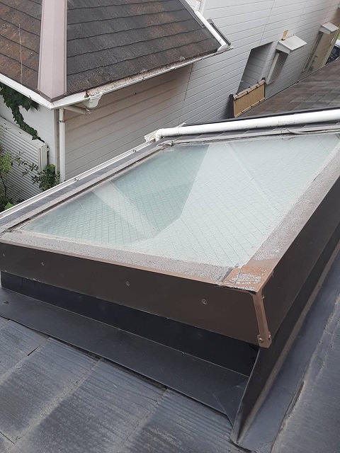 取り合い部分の傷みと水の滞留跡