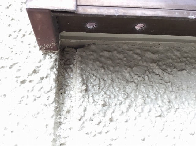 サッシ下部のシーリング痕